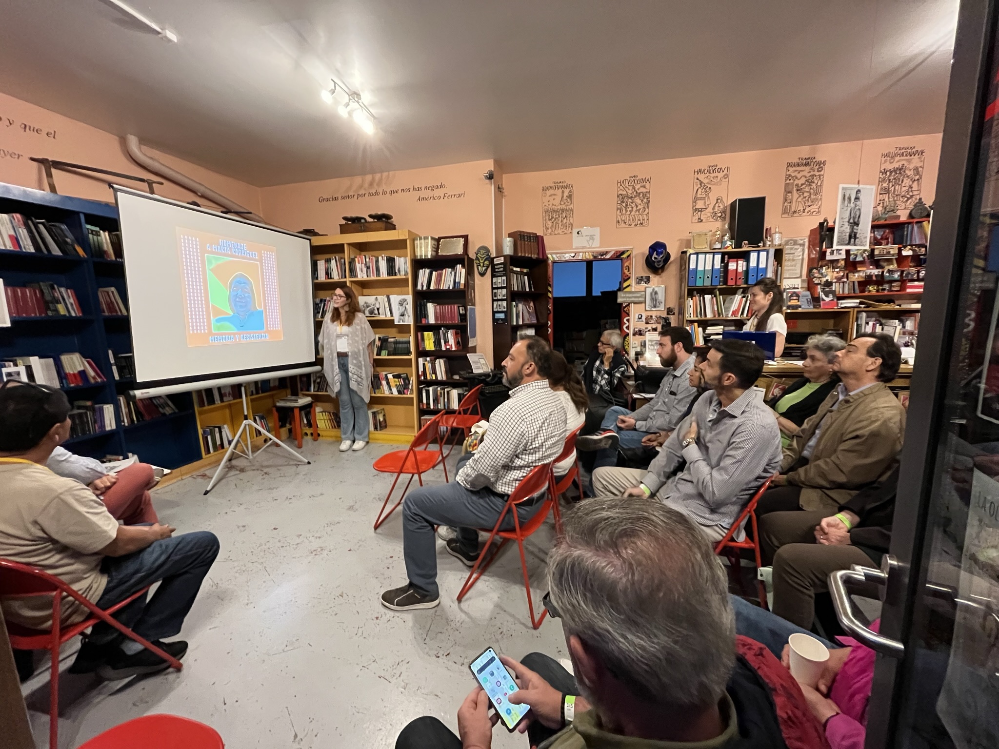 Conversación en un espacio de librería durante la edición 2023