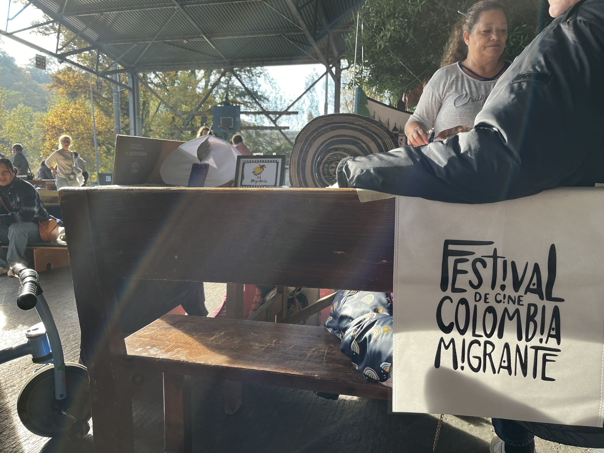 Instalación decorativa del festival alrededor de un árbol durante la edición 2024
