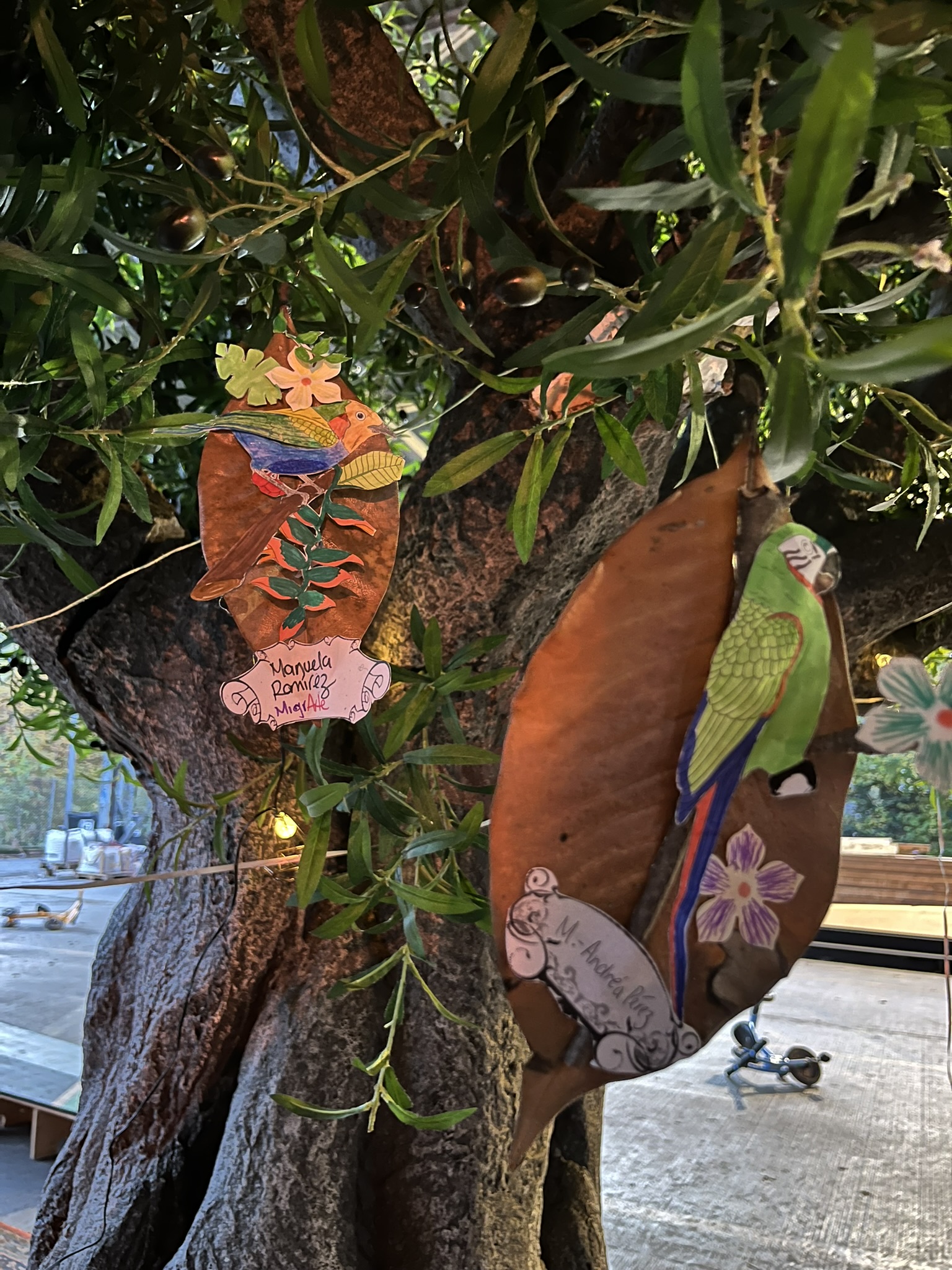 Afiche y materiales impresos del festival al aire libre durante la edición 2024