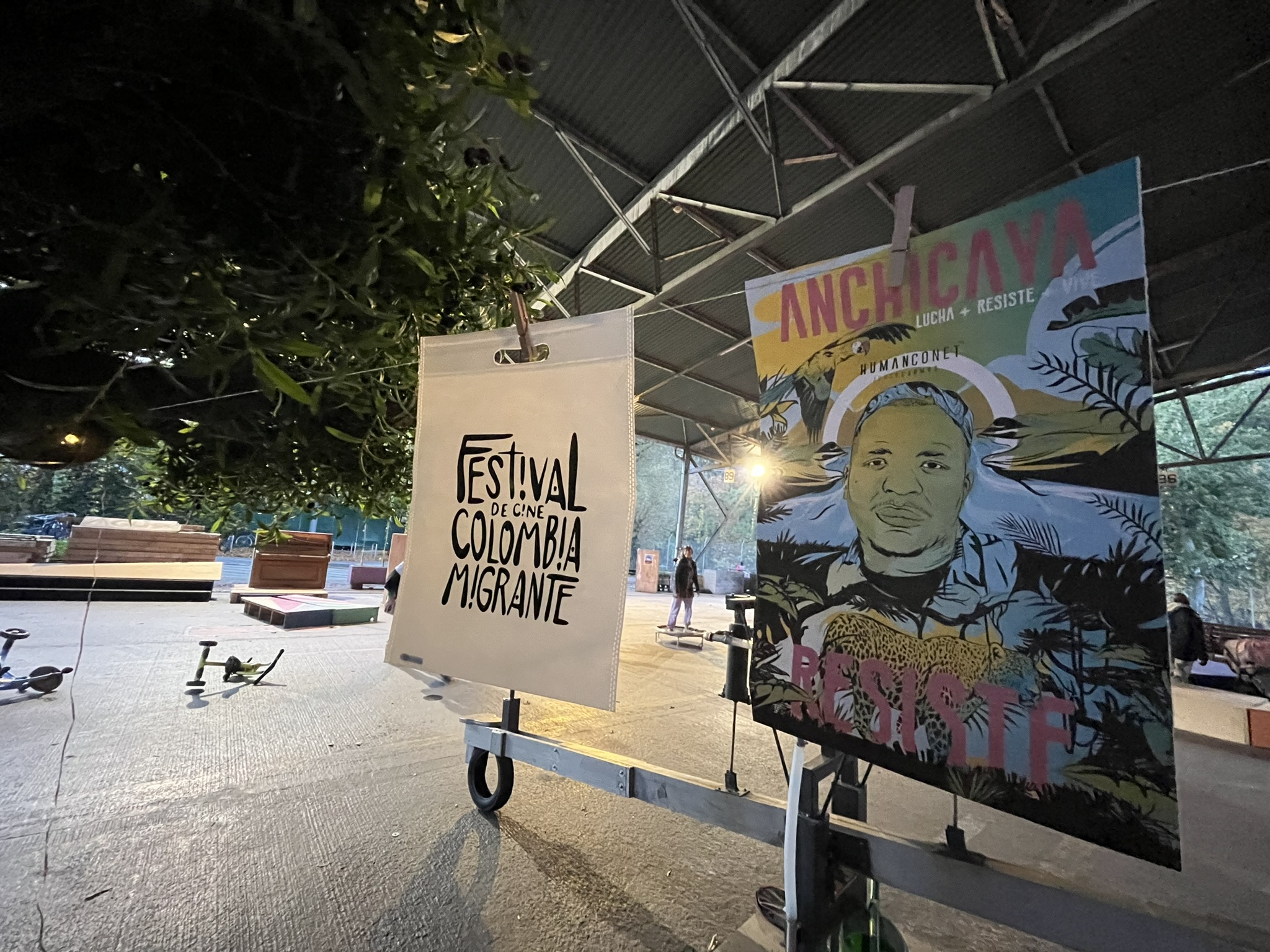 Materiales visuales del festival expuestos al aire libre durante la edición 2024